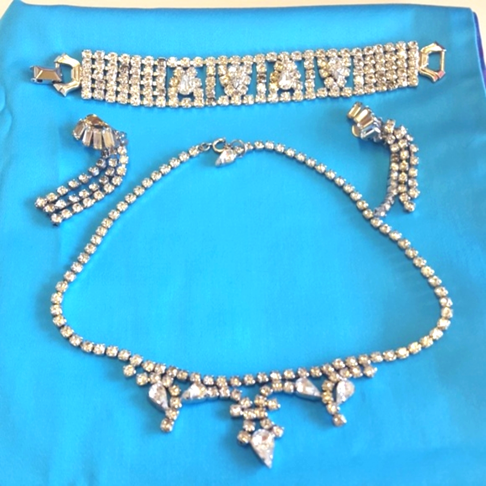 Three-Piece Weiss Rhinestone Set 59$